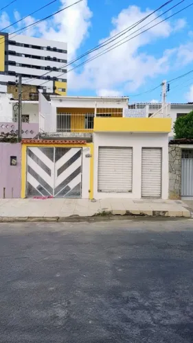 Casa espaçosa, com primeiro andar.Mais loja com banheiro.