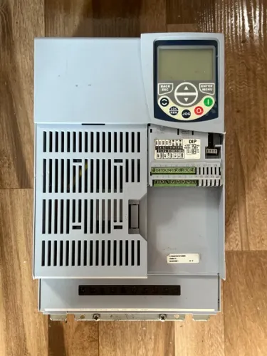 Inversor de frequência 15CV 380V 24A Weg CFW501D24P0T4DB20C3