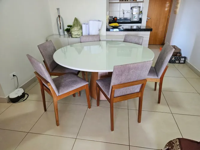 Vende mesa de jantar com. 6 lugares