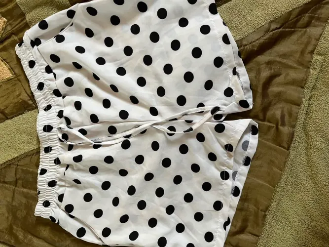 Shorts branco bolinhas poá