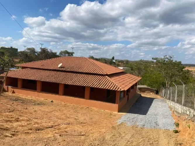 Sitio 1.800m² no centro de São Jose do Almeida com excelente casa, espaço gourmet externo.