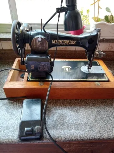 Vendo Máquina de Costura Antiga.