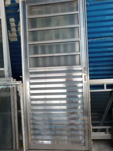 Porta de alumínio reforçada e completa