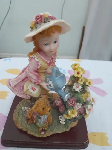 Antiga escultura em resina