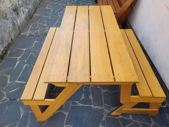 Banco que vira mesa de madeira para jardim