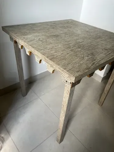 Vendo mesa com 4 bancos