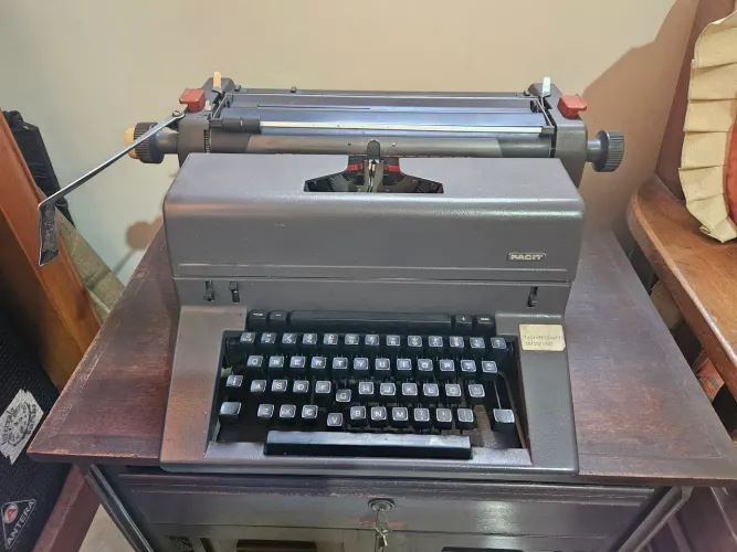 Maquina de escrever facit