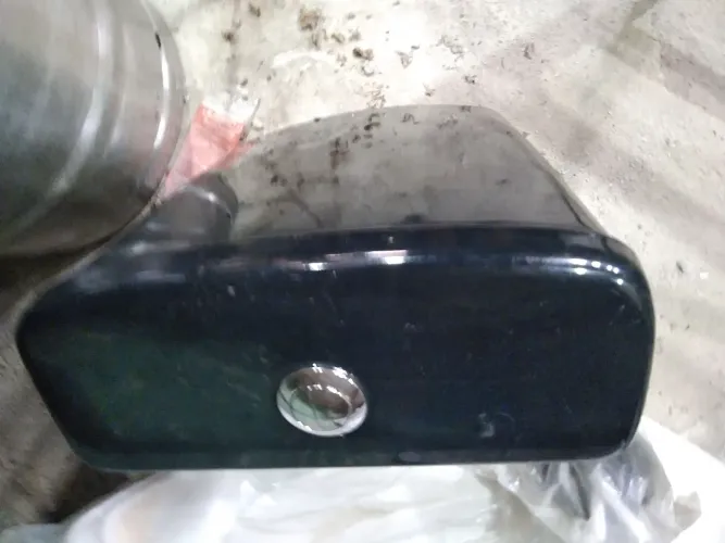 Caixa acoplada preta para vaso sanitário Roca