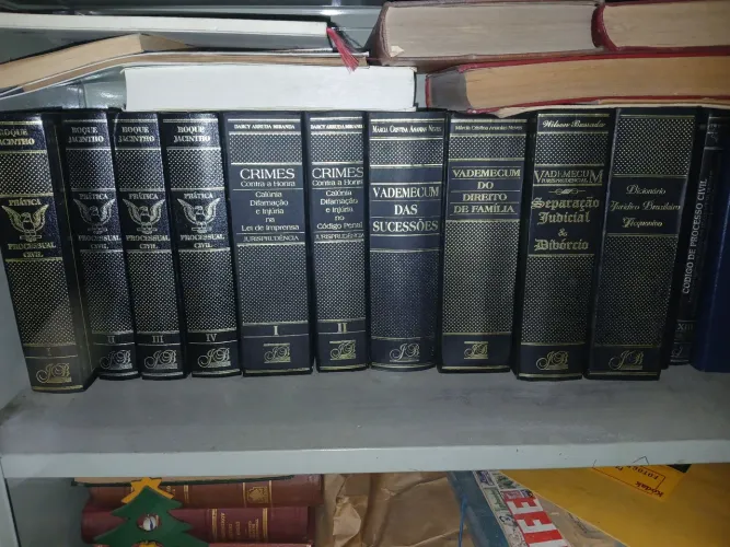 Coleção de livros de direito.