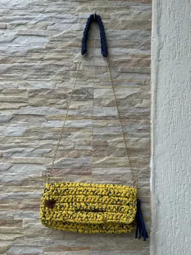 Bolsa de Crochê nas cores amarelo e azul marinho