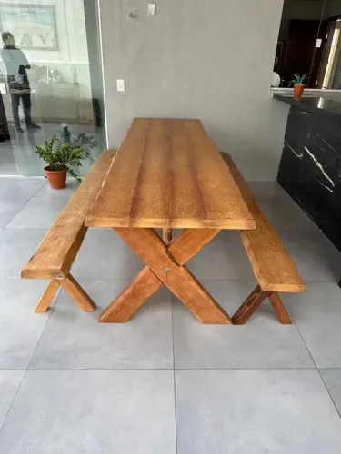 Mesa de Jantar de Madeira com Bancos