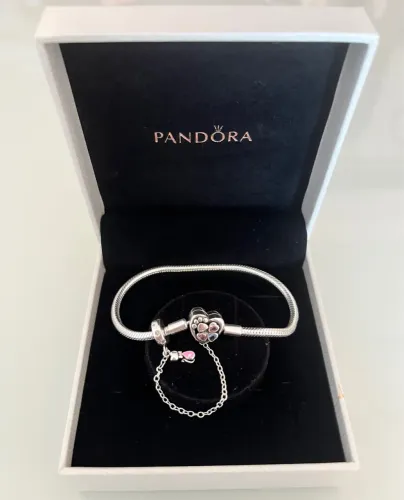 Pulseira Pandora com berloque de patinha