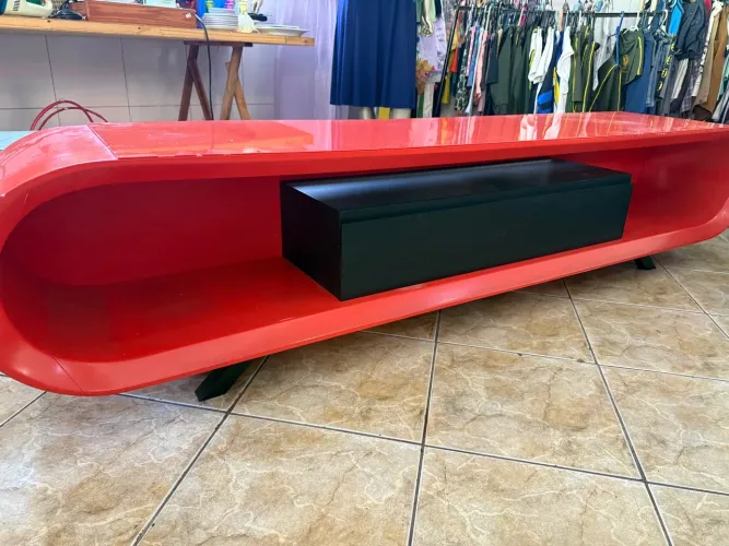Rack Vermelho Design Moderno com Detalhe Preto