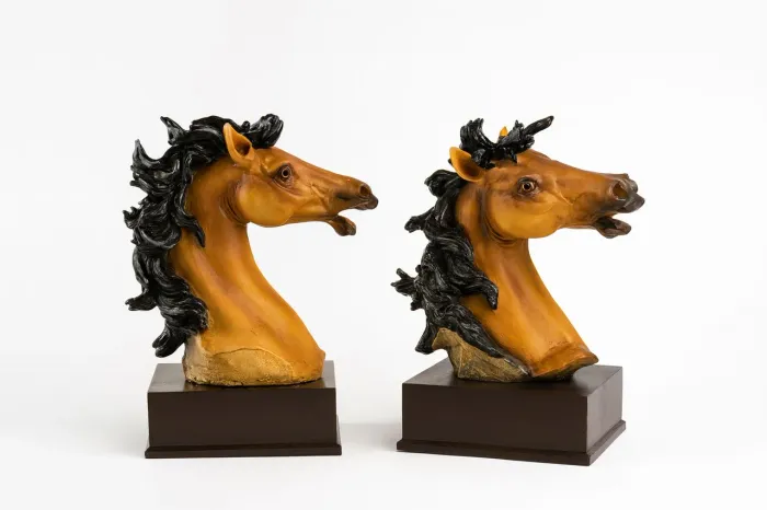 Par de esculturas cavalo porta livros