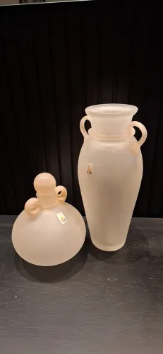 Ânfora e vaso bojudo da Glass Studio. Em tom rosê.  RS 400 cada