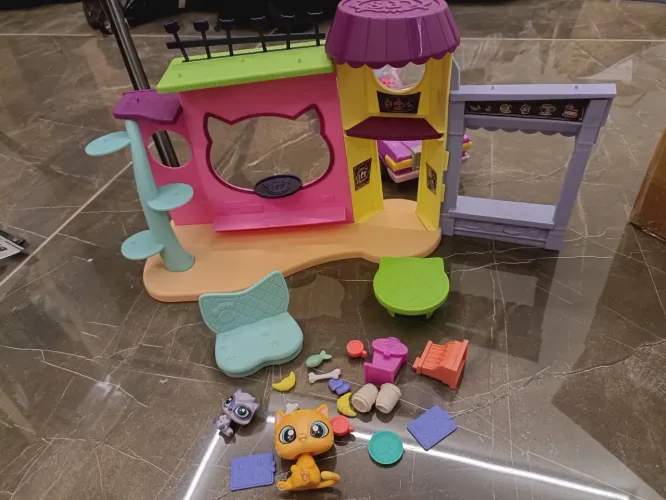 Cafeteria Littlest Pet Shop com vários acessórios 
