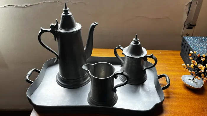 Conjunto de Estanho relíquia Francesa Etáin (Bandeja, Bule, Leiteira e Açucareiro)