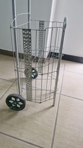 Carrinho de compras aramado com rodas emborrachadas e prateleiras e desmontável