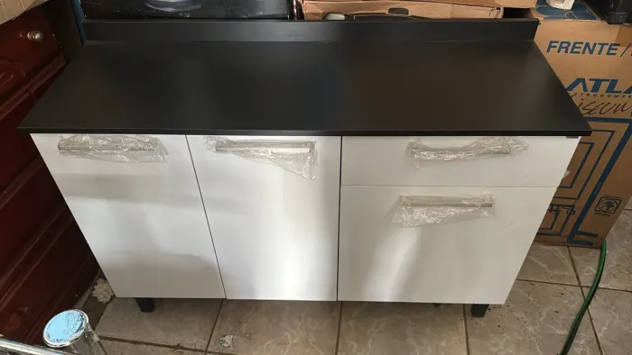 Armário de cozinha branco com tampo preto