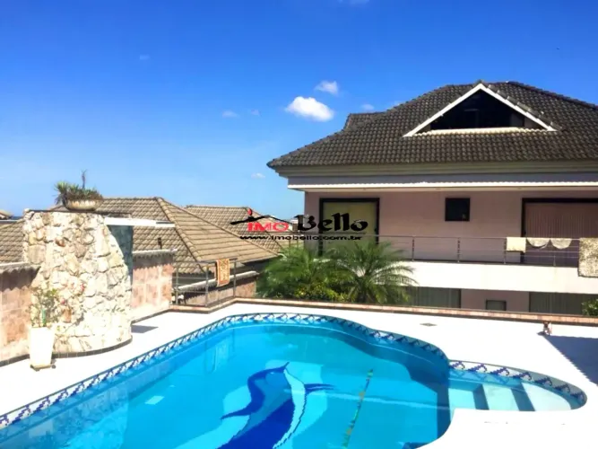 Casa de Luxo em Condomínio na Freguesia Jacarepaguá - 3 quartos, 3 suítes, 2 salas, 7 banh