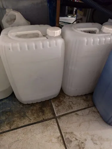 Galões plásticos 20L para uso geral.