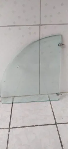 Prateleira de vidros em tamanhos diferentes 