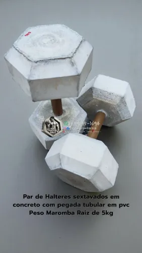 Par de Halteres sextavados em concreto com pegada tubular em pvc Peso Maromba Raiz de 5kg