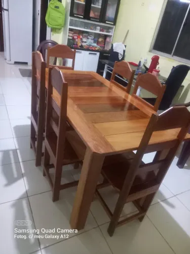 Mesa de Jantar de Madeira com 6 Cadeiras, a partir 370 a 80 por 80 avista.