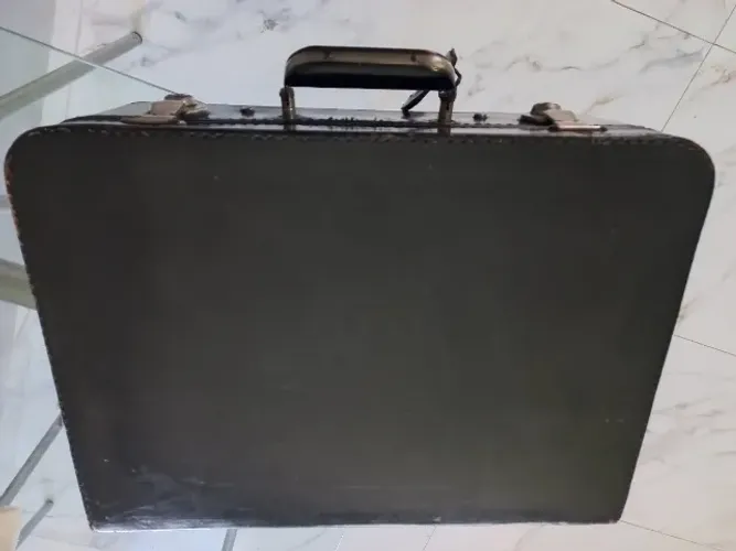 Maleta de couro preta (trancada/sem chave)