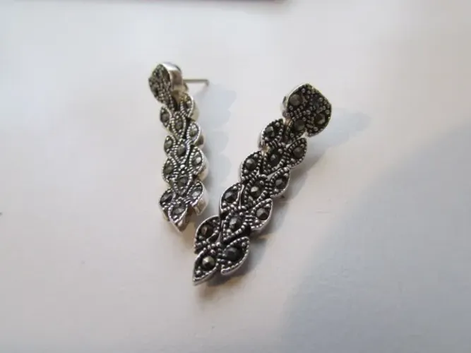 Brinco em Pingente Filigranado com Marcassitas sobre Prata de Lei