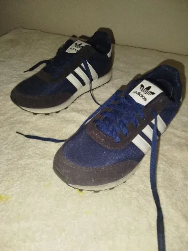 Tênis Adidas Novo, nunca usado.