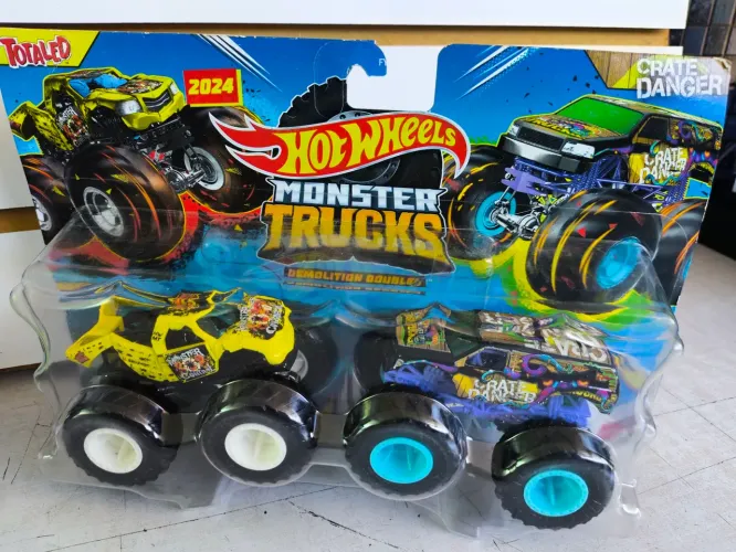 Carrinho duplo hotwells. Monster  trucks  2024. 1:64.  Novo lacrado 