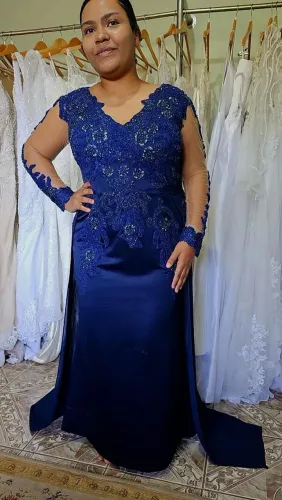 Vestido de festa azul marinho bordado com capa