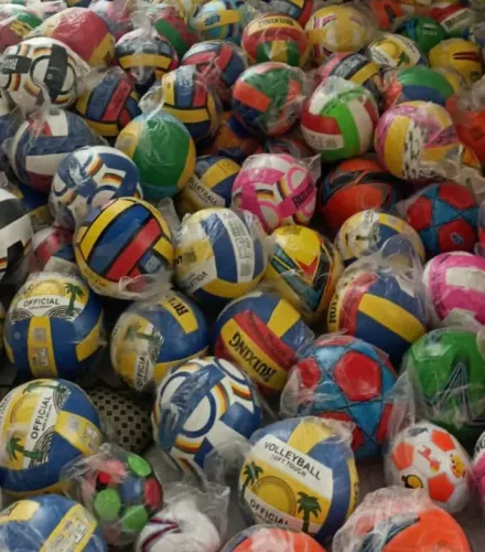 Bolas de futebol e vôlei 