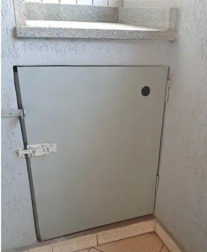 Porta de Ferro para Abrigo