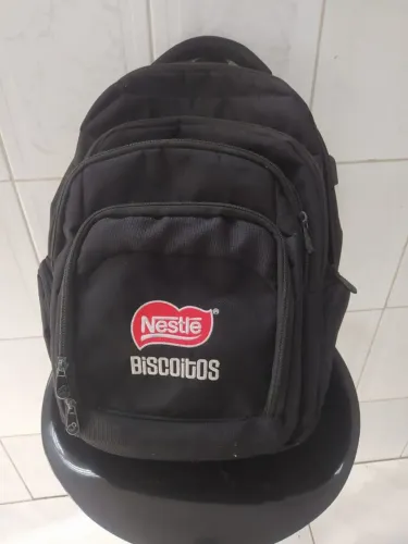Mochila grande com porta notebook e cabo de carregamento- Possui um feche quebrado