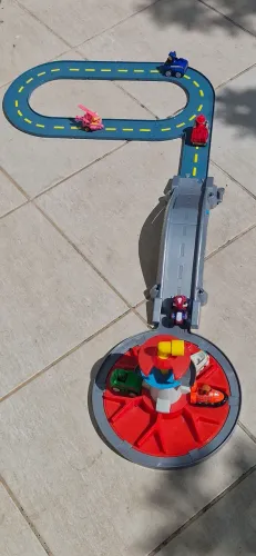 Pista patrulha canina com 8 carrinhos e 7 personagens