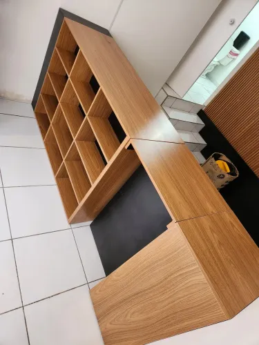 Estante de madeira para organização e decoração