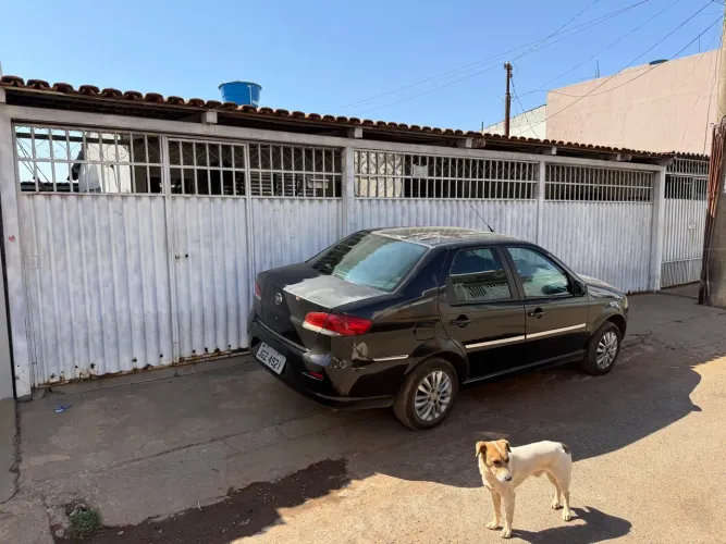 CASA 2 QUARTOS SENDO 1 SUÍTE MAIS UM BARRACO COM GARAGEM PARA 3 CARROS 