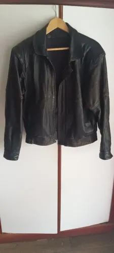 Casaco de couro genuíno,muito novo, estilo desgastado.