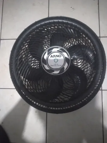 Vede se grade e elice do ventilador arno completo