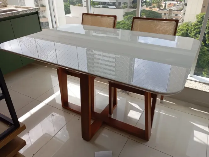 Mesa de jantar moderna com e base de madeira