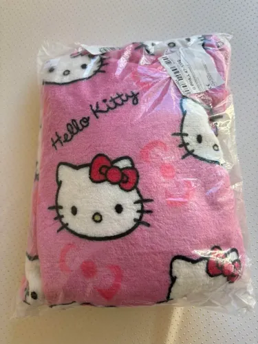 Envio na mesma hora olha que perfeição o material dessa calça pelúcia Hello Kitty