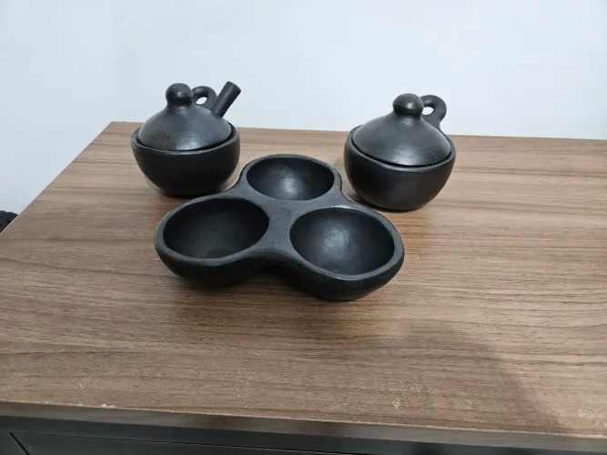Conjunto de Cerâmica Preta (Petisqueira + 2 Bowls com Tampa)