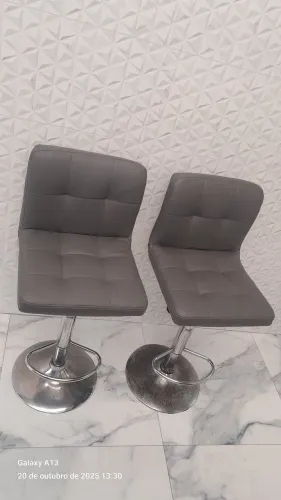** DUAS BANQUETAS DE COZINHA ALTA AMERICANA **
