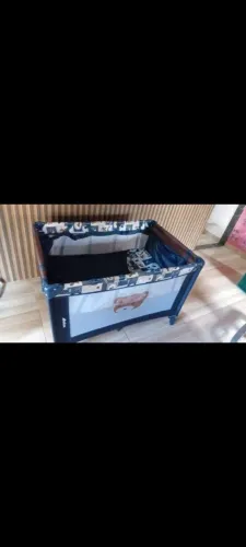 Berço e chiqueirinho.