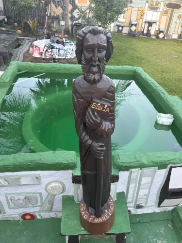 São Francisco feito artesanalmente no de madeira, uma verdadeira obra de arte antiga 