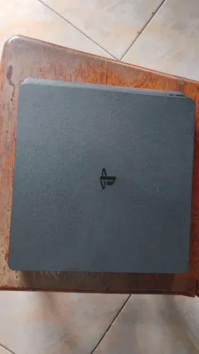 PS4 Slim + 3 controles originais - lacre da carcaça intacto