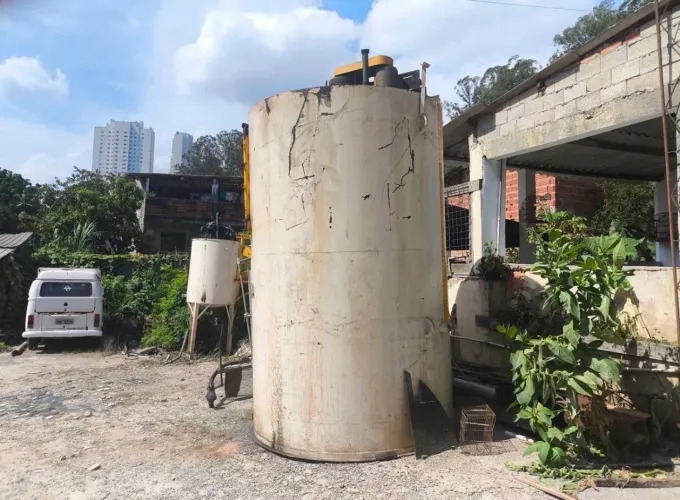 Tanque em aço carbono com misturador e motobomba