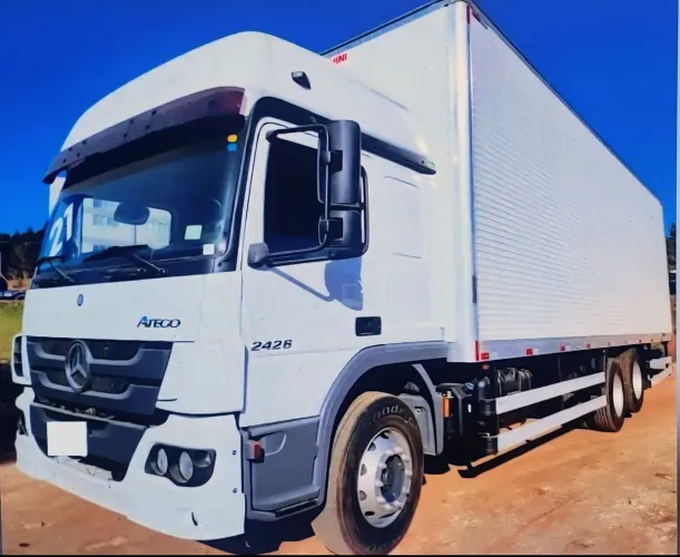 MercedesBenz Atego (configuração 2426 indicando o PBT de 24 toneladas e potência de 260cv)